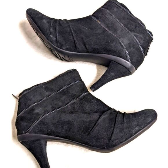 Kenneth Cole Reaction Black Suede Ankle Bootie with Back Zipper 3" Heel - Picture 1 of 10